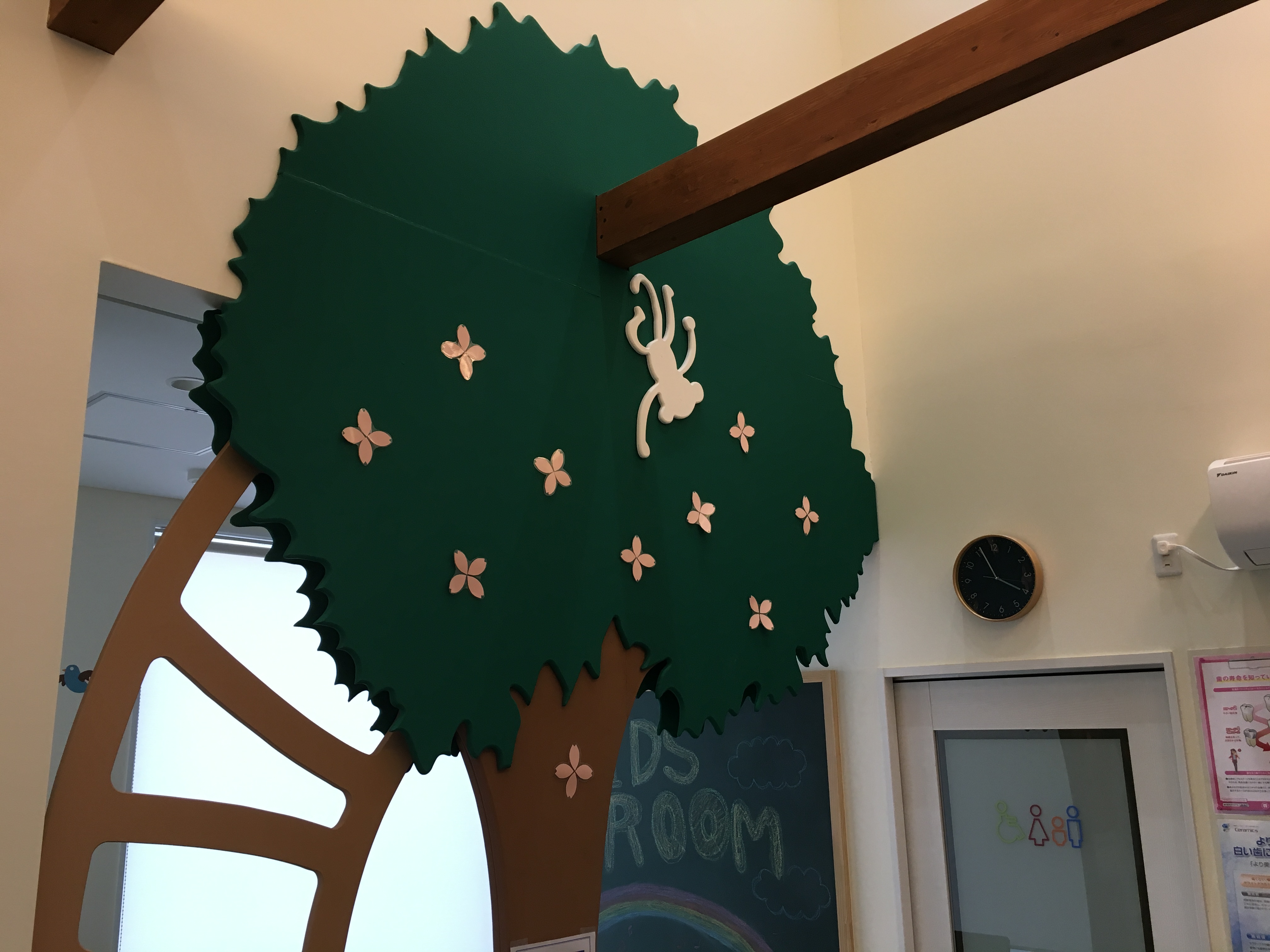 キッズルームの木に桜｜坂井輪ライト歯科